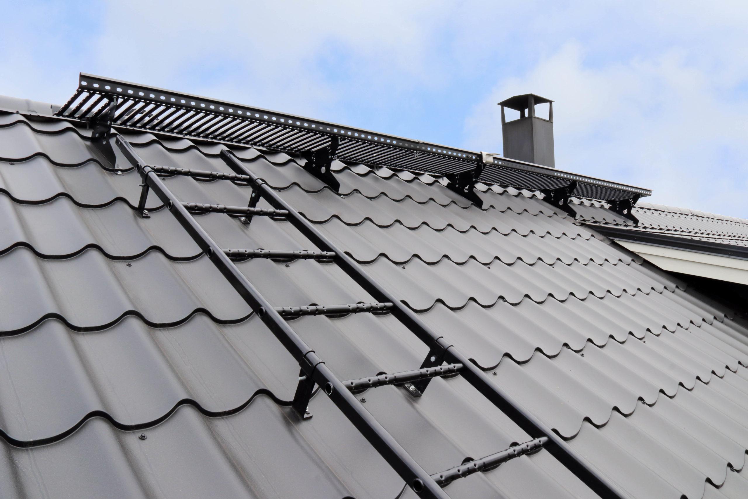 Turvallinen kulku katon huollettaville kohteille voidaan muodostaa lapetikkaiden ja kattosillan avulla.