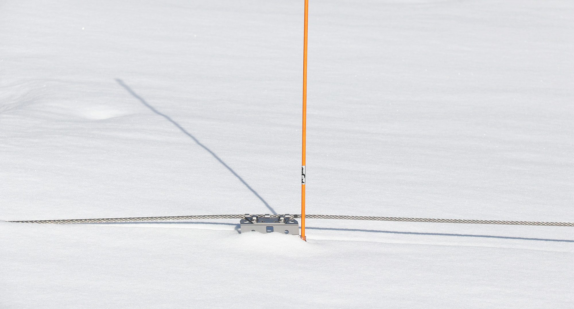 merkintäviitan avulla turvavaijeri löytyy helposti lumen alta.