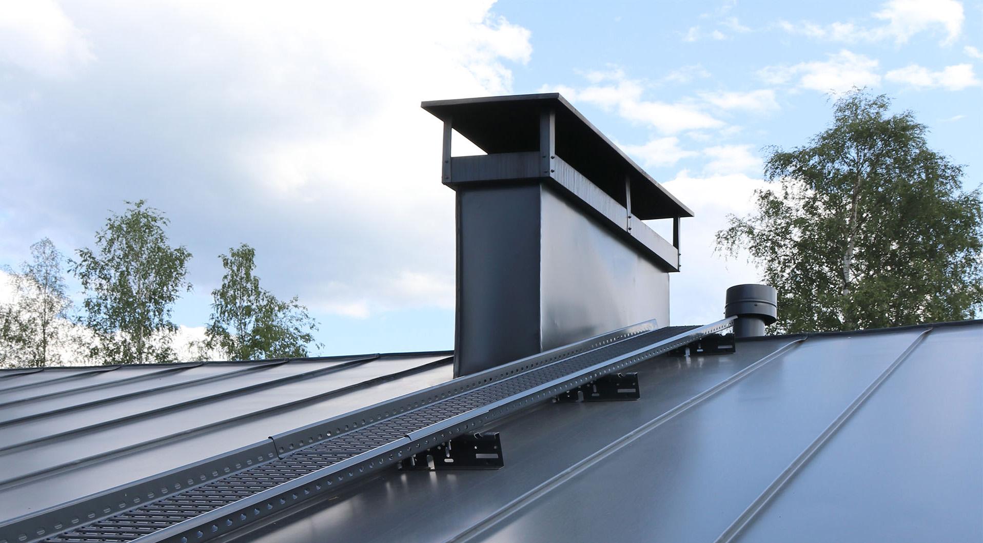 Kaltevuuden suuntainen kattosilta on käyttäjäystävällinen ja turvallinen vaihtoehto kattotikkaille loivilla katoilla.